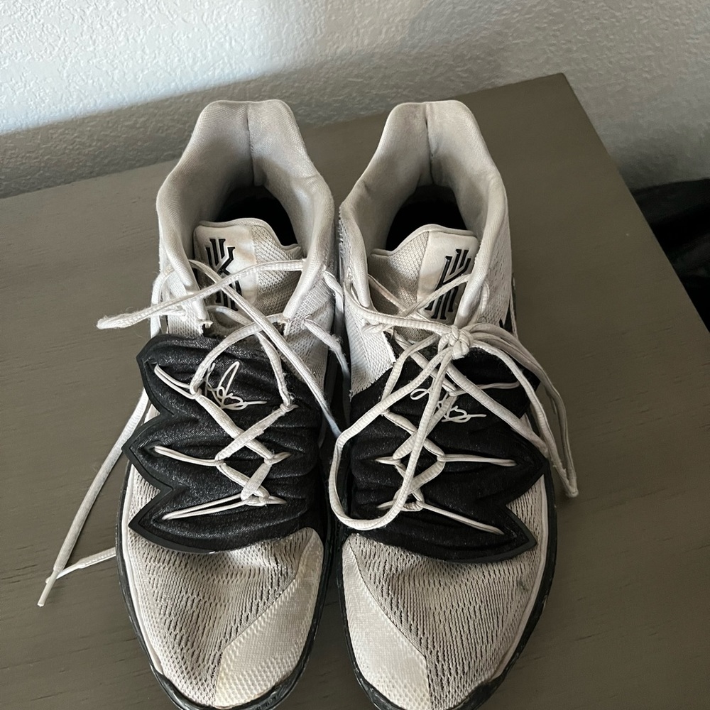 Kyrie 5 black/white